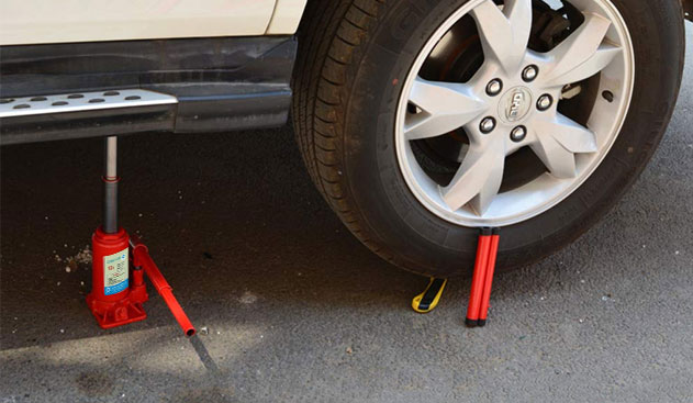Preparation before use of hydraulic jack